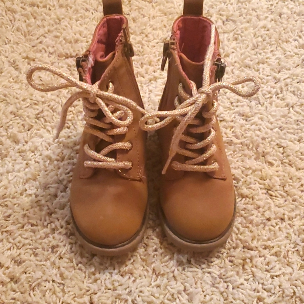 Boots, easy on with zipper side, light pink laces 💗